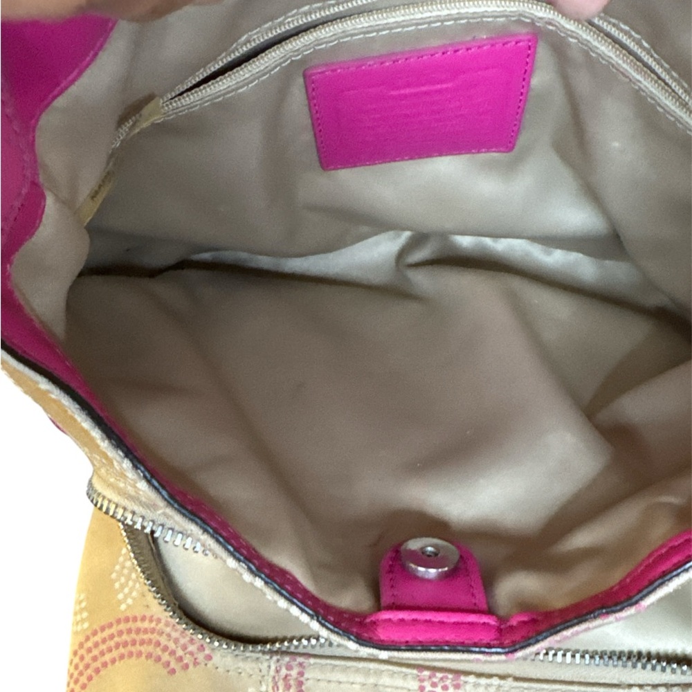 Coach Ashley Op Art Pink Handbag
Polka DotHobo Bag
(L)31.7cmx(H)29.5cmx(W)29.5cm - Picture 6 of 7